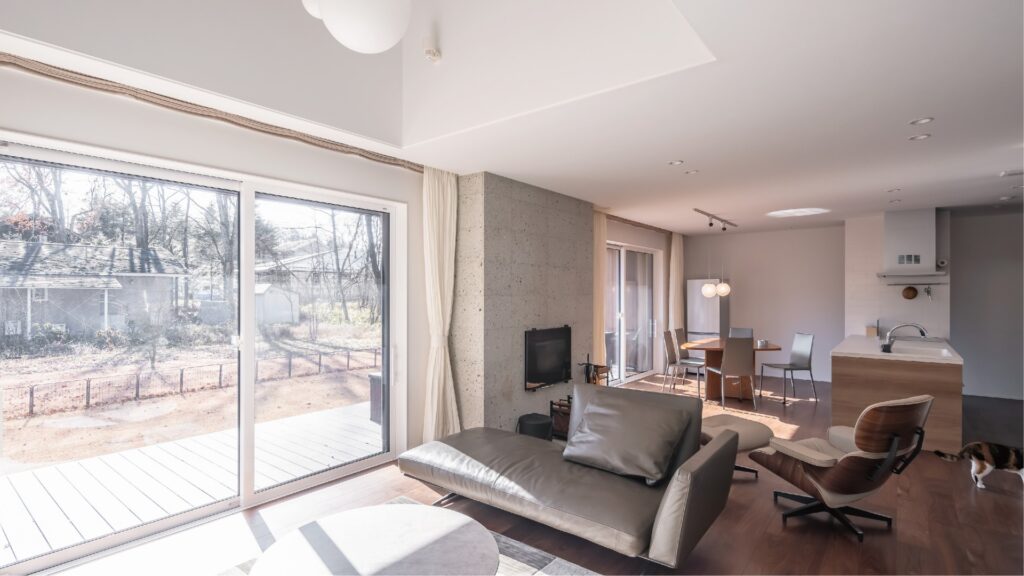 デッキに面する大開口から光がたっぷり入るリビング。