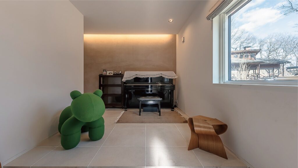 玄関ホールは、ポーチや土間部分と同じ大判タイル貼り