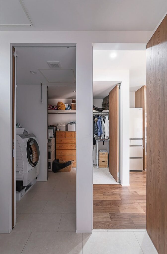 WIC（奥）と洗面脱衣室（手前）